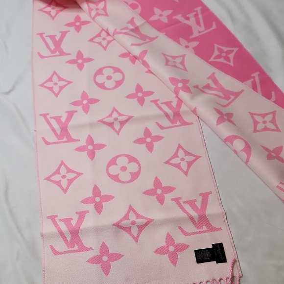 Louis Vuitton Two-Tone Pink Monogram Scarf - Picture 3 of 4
